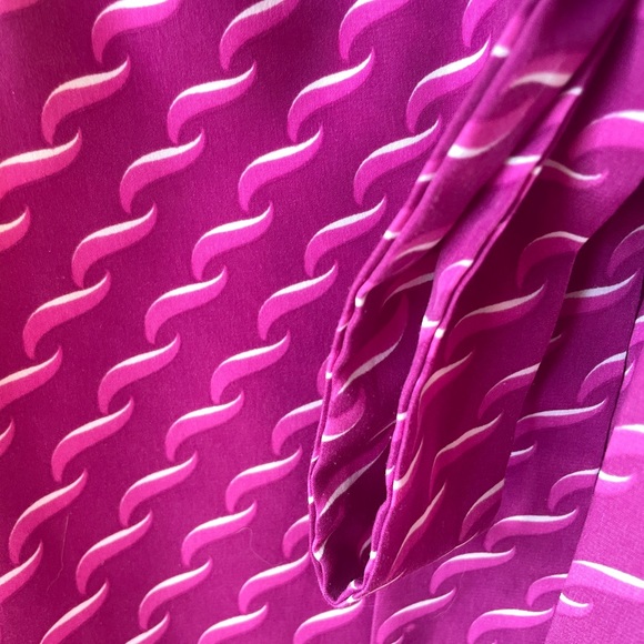 Pink 41Hawthorn V-Neck Blouse Women’s Size Medium.
Bold wave/toothpaste pattern. - Picture 2 of 8